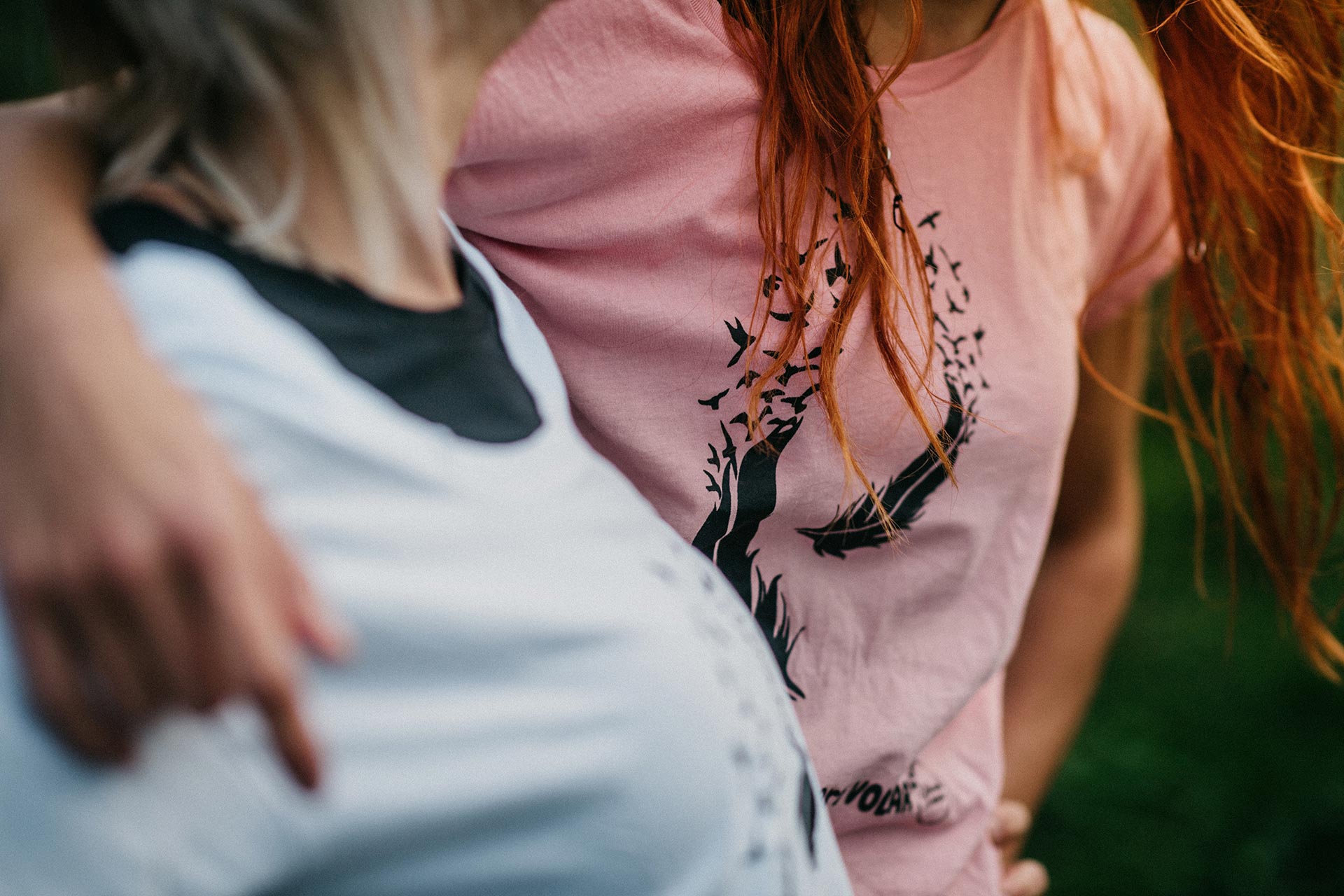 Diferentes modelos de camisetas sostenibles y solidarias EKOLANDA NATURA