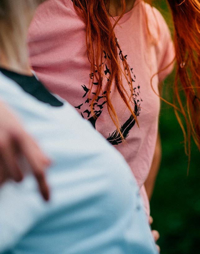 Diferentes modelos de camisetas sostenibles y solidarias EKOLANDA NATURA "Todos merecemos alas para volar"